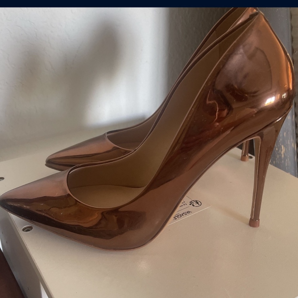 Heels/Pumps - Picture 2 of 6